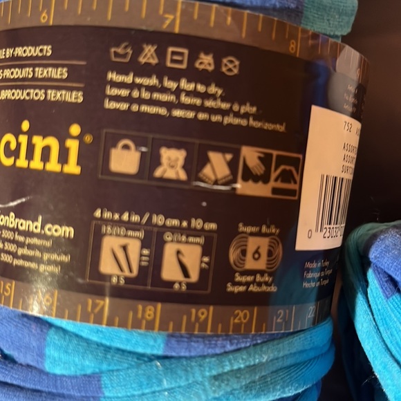 NEW!! LION BRAND FETTUCCINI YARN $35 - Picture 4 of 5